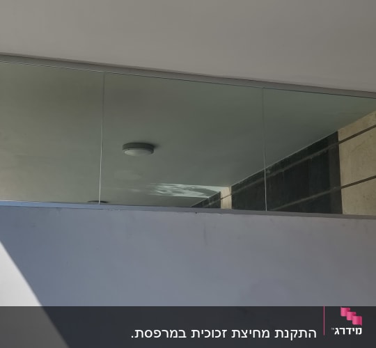 מעקה זכוכית במרפסת בניין מודרני